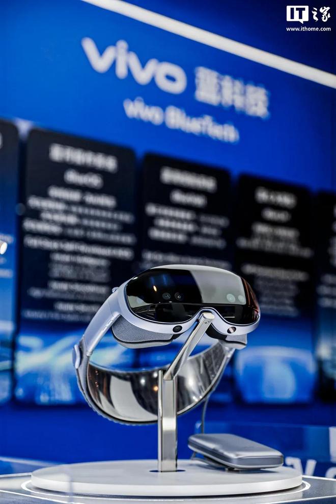 Vision 头显双指捏合“轻松上头”pg电子央视朱广权提前体验 vivo(图4)